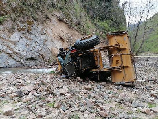 İş makinesi 50 metreden yuvarlandı, operatör öldü