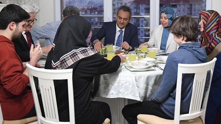 Bakan Özer ve eşi, öğretmen ailenin iftar konuğu oldu