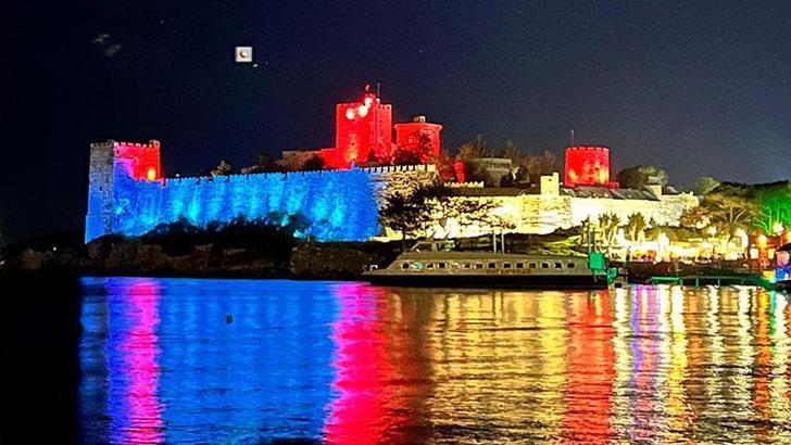Bodrum Kalesi kırmızı- mavi ışıklarla aydınlatıldı