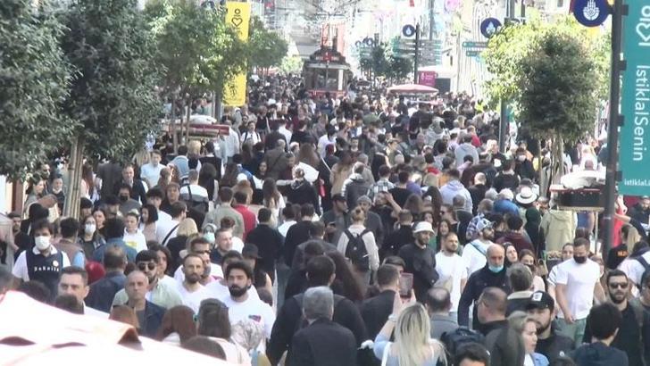 Güzel havayı fırsat bilenler Taksim ve Ortaköy'e akın etti