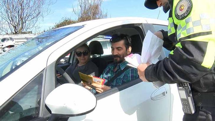 Polis sürücülere trafik kuralları hakkında broşür dağıttı