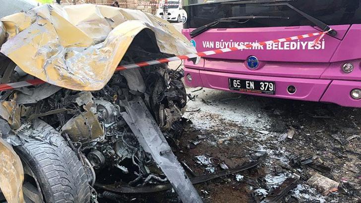 Otomobil halk otobüsüne arkadan çaptı: 1 ölü, 1 yaralı