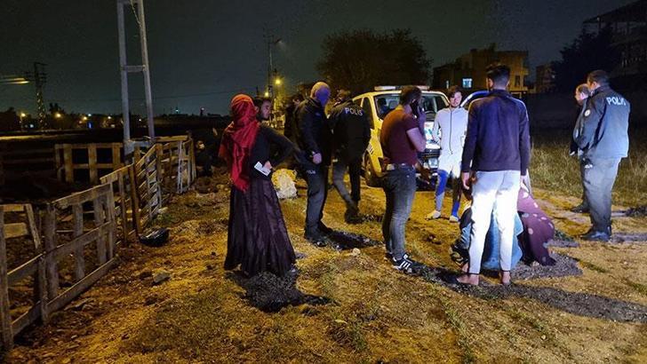 Ailesinin direğe bağladığı kişiyi, mahalle bekçileri kurtardı