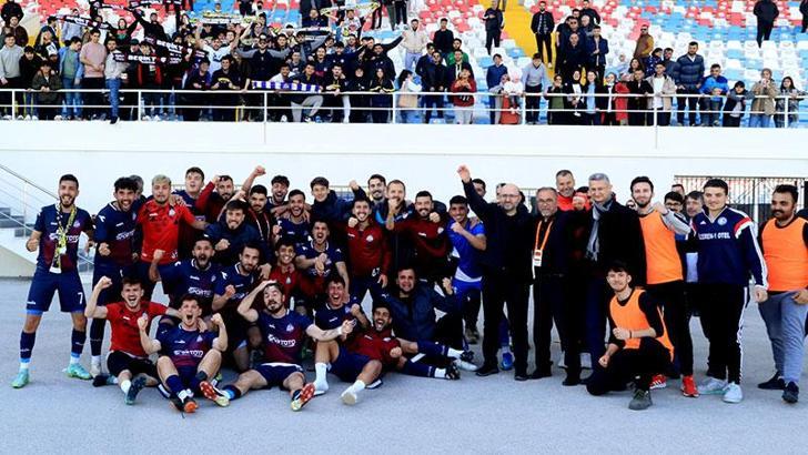 Futbolcular ligden düşmemeyi kutladılar