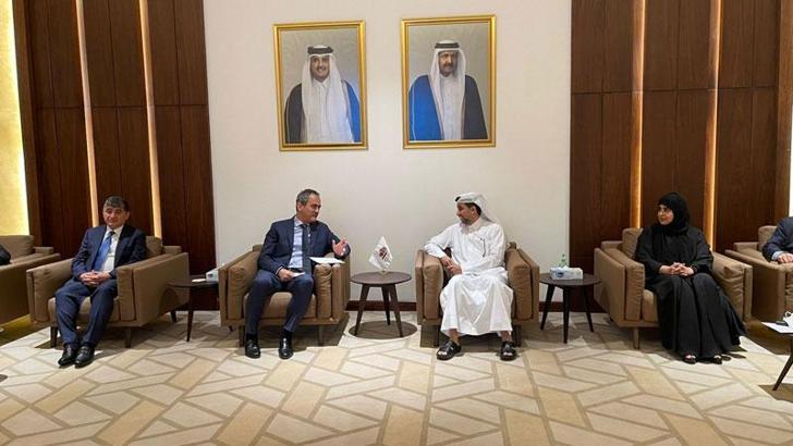 Bakan Özer, Türkiye’nin Doha Büyükelçiliği’ni ziyaret etti