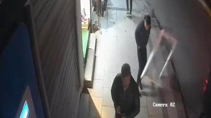 Narrowly escaped the falling window in Istanbul