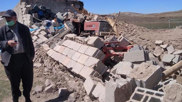 Van'da kuvvetli rüzgarda garaj duvarı 2 traktörün üzerine yıkıldı