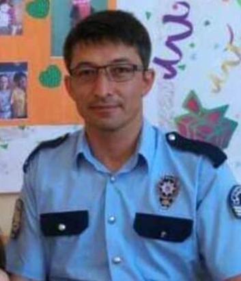 Polis memuru otomobilinde ölü bulundu