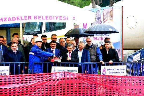 Şehzadeler Millet Kütüphanesi ve Gençlik Merkezi'nin temeline ilk harç döküldü