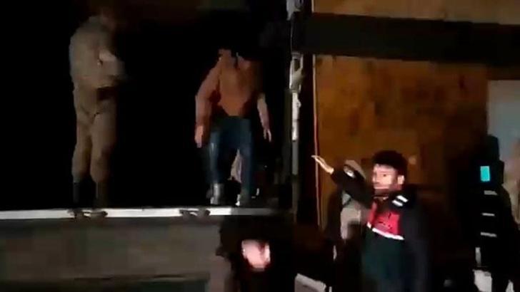 Van'da kamyon kasasında 96 kaçak göçmen yakalandı