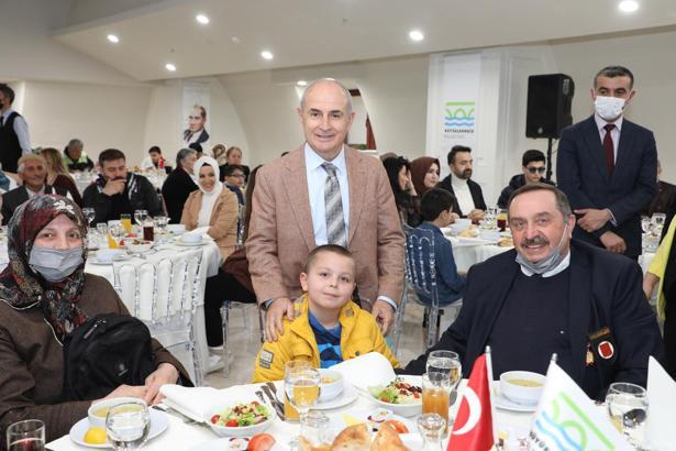 Başkan Akgün gazi ve şehit aileleri ile iftar yemeğinde bir araya geldi