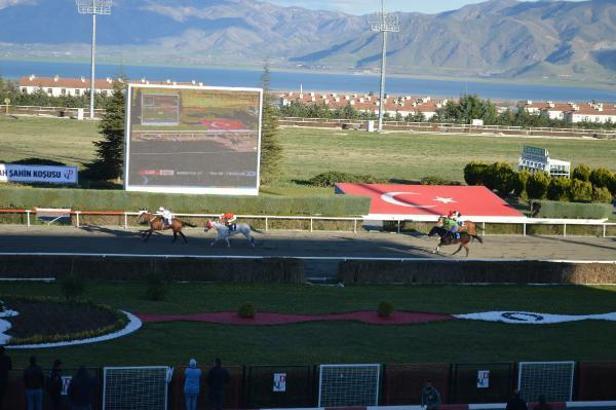 Elazığ Hipodromu'nda sezon başladı