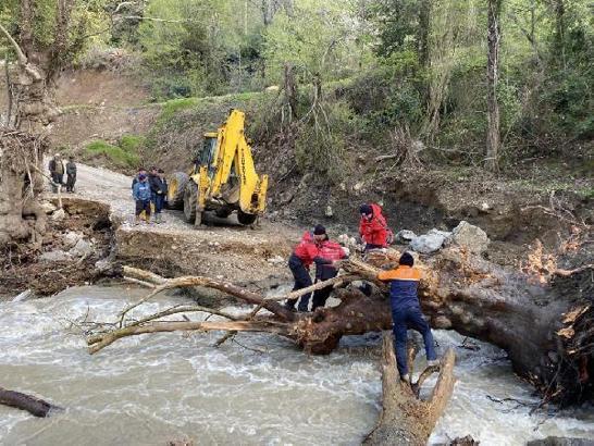 Köprüsü yıkılan köydeki hasta için ağaç köklerinden geçiş yaptılar
