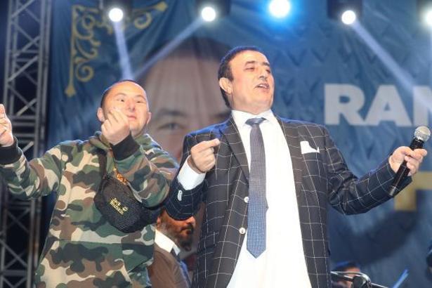 Mahmut Tuncer türkü ve esprileriyle coşturdu