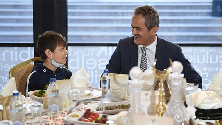 Bakan Özer, yetim çocuklarla iftar yaptı