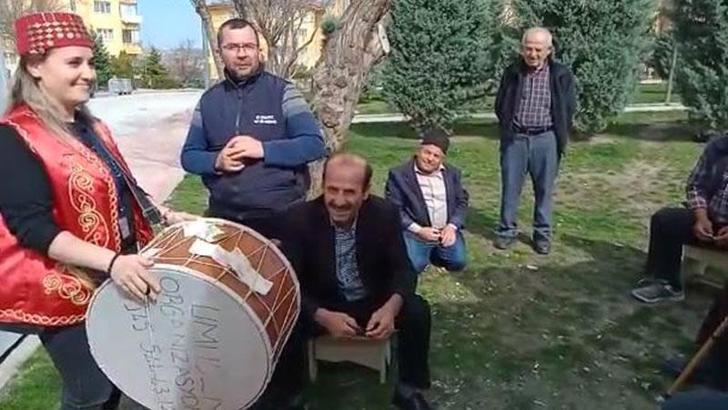 Çorum’da davulcu Hatice mani söyleyip bahşiş topladı