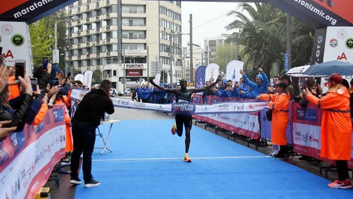Maraton İzmir’de yeniden rekor