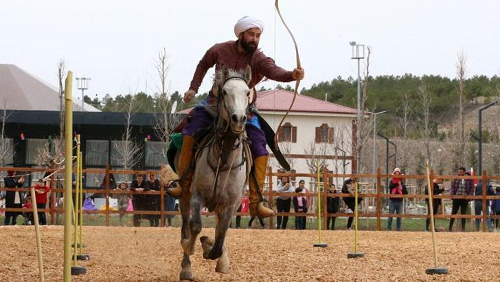 Geleneksel atlı okçuluk gösterisi ilgiyle izlendi