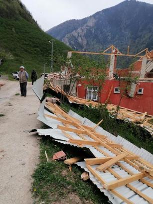 Gümüşhane’de kuvvetli rüzgar; evlerin çatısı uçtu