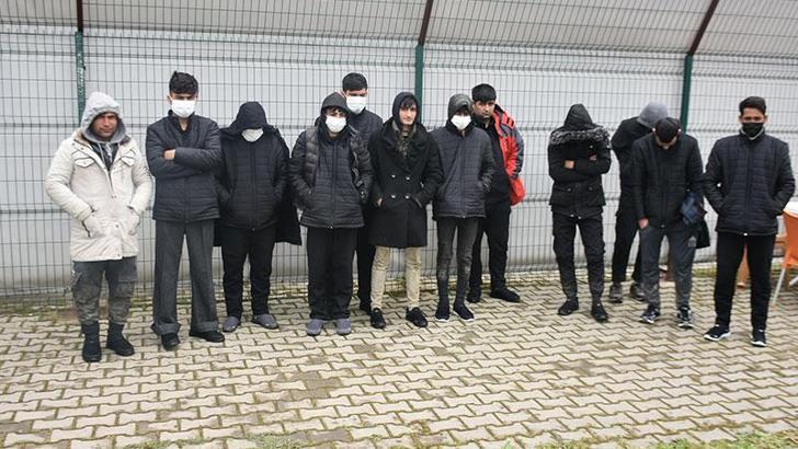 Yunan güvenlik güçlerinin 12 Afgan göçmeni darbedip, geri ittiği iddiası