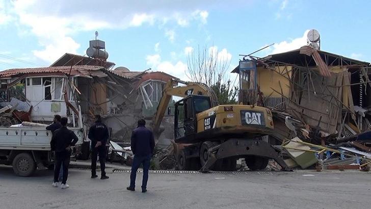 Side'de, sit alanında kalan tek yıldızlı otel yıkıldı