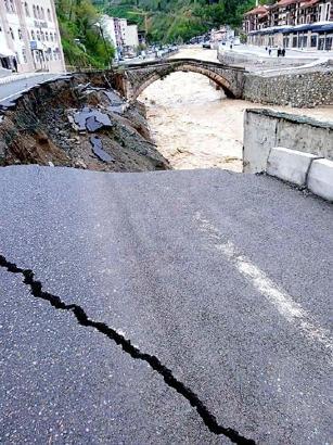 Dereli’de taşkın; yol çöktü, kemer köprü hasar gördü
