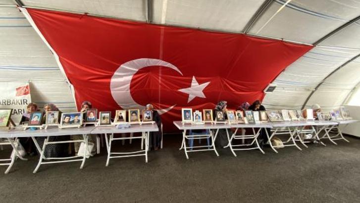 Evlat nöbetindeki anne: Evlatlarımızın yolunu dört gözle bekliyoruz