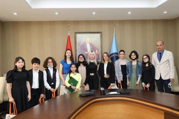 Ödüllü konservatuvar öğrencilerinden Rektör Özkan'a ziyaret