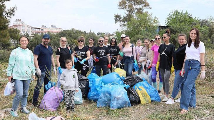 Ukraynalılar ve Ruslar Antalya'da birlikte çöp topladı, barış mesajı verdi