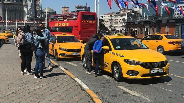 Taksim'de bu kez turistler taksicilerle pazarlık yaptı