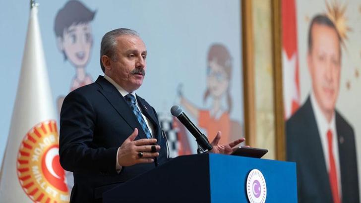 TBMM Başkanı Şentop, satranç turnuvasında dereceye girenlere ödüllerini verdi