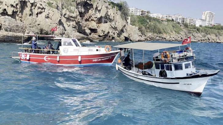 Motoru arızalanan balıkçı teknesindeki 9 kişi kurtarıldı