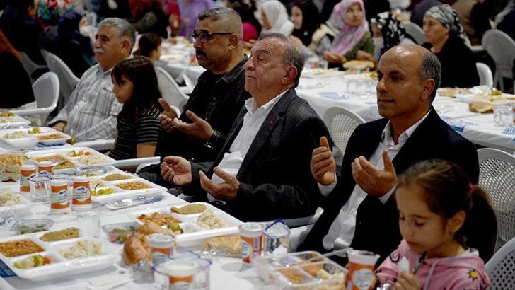 Seyhan Belediye Başkanı Akay’a iftarda yumurtalı saldırı