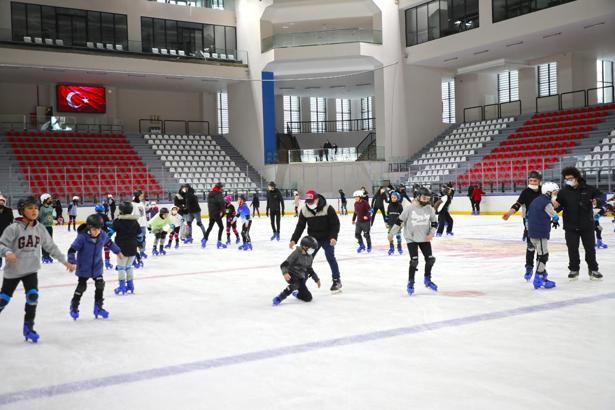 Zeytinburnu buz pisti 23 Nisan’da çocuklara ücretsiz açılıyor