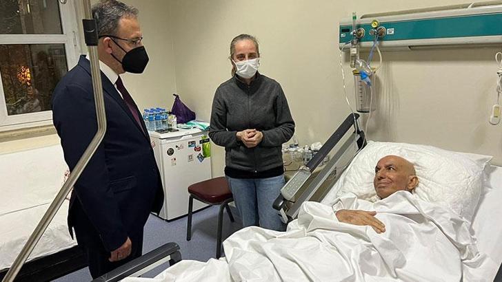 Bakan Kasapoğlu, foto muhabiri Vedat Yangın’ı ziyaret etti