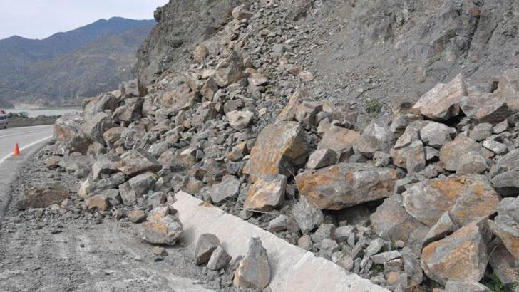 ‘Yamaçlar çelik ağlarla örülmesin, riskli kayalar düşürülsün'
