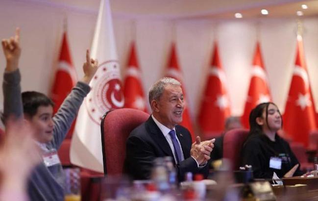 Bakan Akar, şehit ve gazi çocuklarıyla bir araya geldi