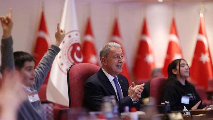 Bakan Akar, şehit ve gazi çocuklarıyla bir araya geldi