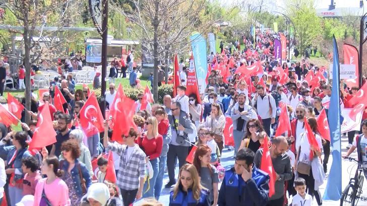 Beylikdüzü’nde 23 Nisan Çocuk Festivali kortej yürüyüşüyle başladı