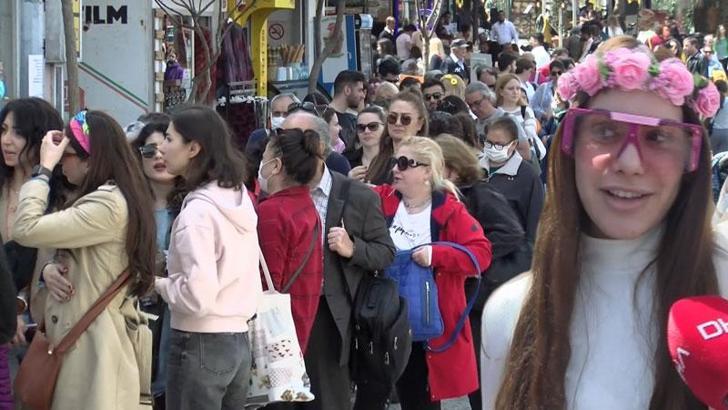 Büyükada'da metrelerce elektrikli araç kuyruğu oluştu