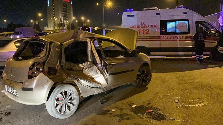 Tuzla'da otomobil, park halindeki minibüse çarptı: 4 yaralı