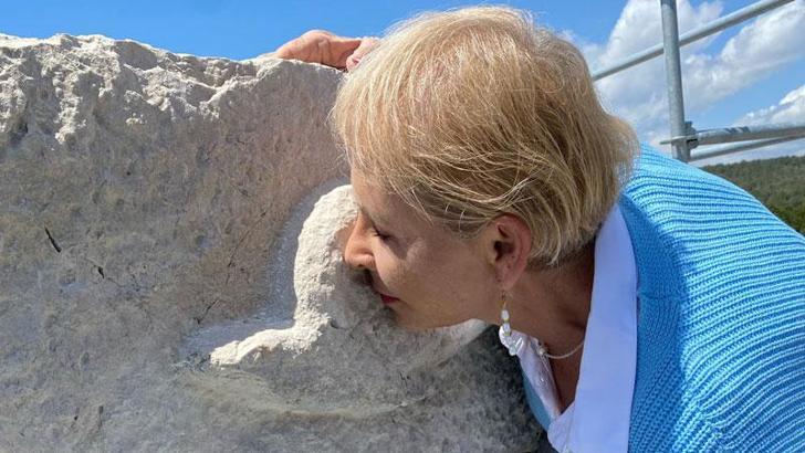 Prof. Dr. Işık'tan Patara Deniz Feneri'ne yerleştirilen yunus kabartmalı taşa öpücüklü veda