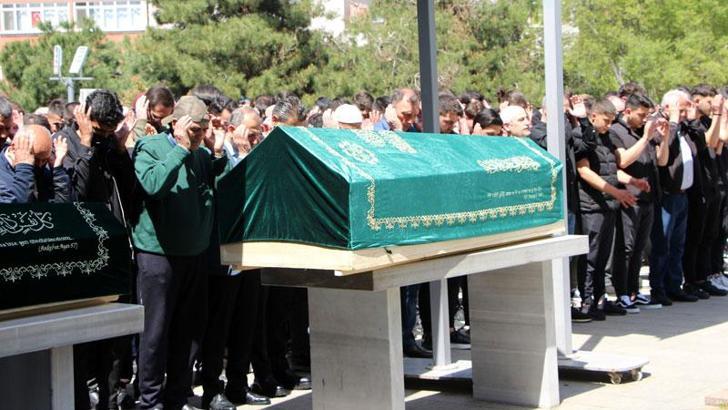 TIR'ın altına giren otomobilin sürücüsü hayatını kaybetti