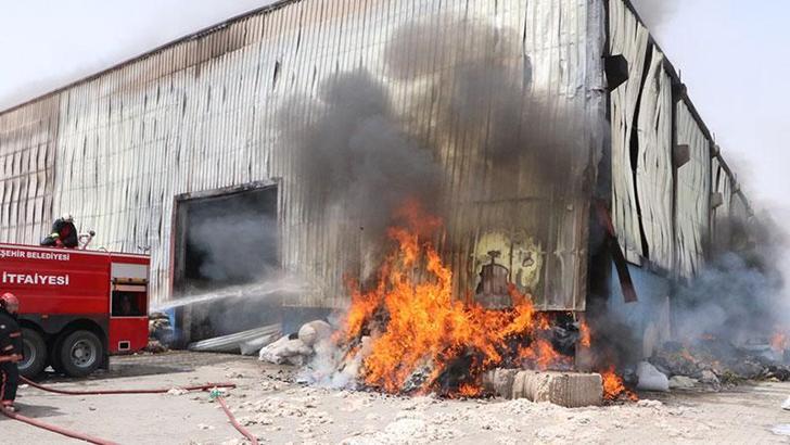 Şanlıurfa’da tekstil fabrikasında yangın; 4 işçi dumandan etkilendi