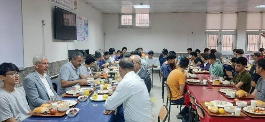 Protokol üyeleri, öğrencilerle iftar açtı
