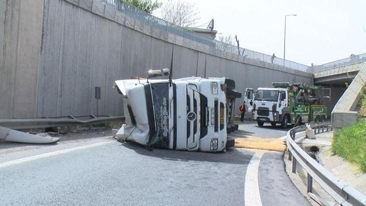 Büyükçekmece'de hafriyat kamyonu devrildi