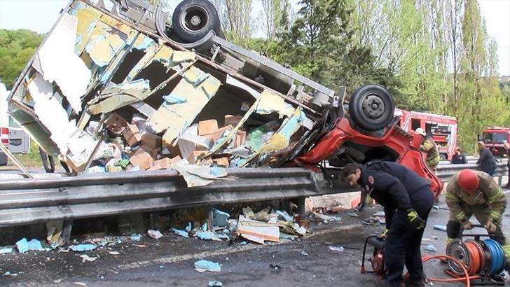 Sarıyer'de kamyonet devrildi; 3 yaralı