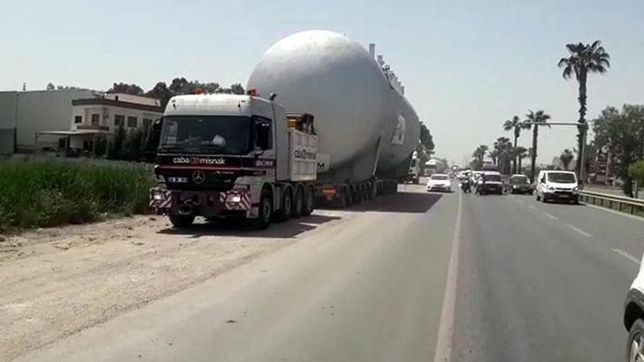 Mersin'e gemiyle getirilen 30 metrelik reaktör kazanı, kara yolu ile Adana'ya taşınıyor