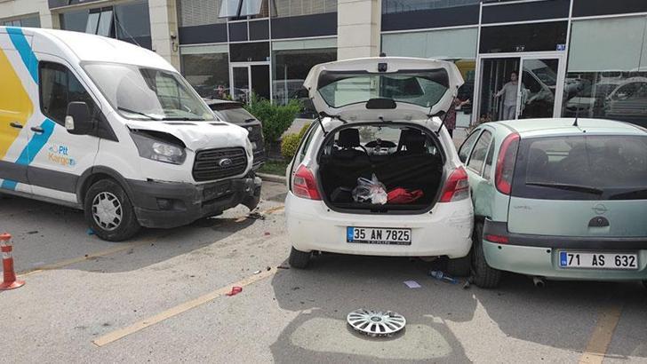 Ankara'da kargo minibüsü, 7 araca çarptı: 2 yaralı