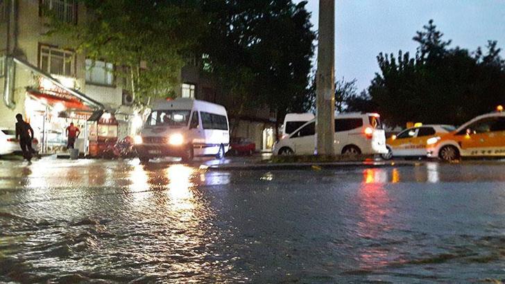 Diyarbakır'da sağanak yağış, cadde ve sokakları su bastı